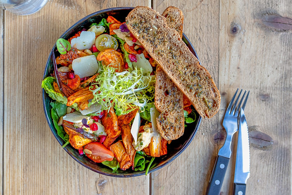 salade groosterde pastinaak en hummus